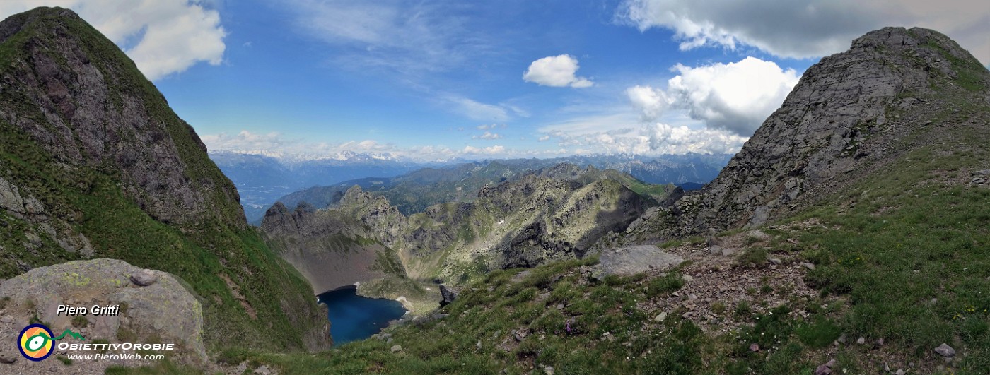 58 Raggiungo la Bocchetta Paradiso (2457 m), a dx il Pizzo Paradiso (2493 m),  a sx la quota 2500.jpg